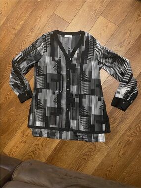 DKNY Black and White Geometric V-Neck Button Blouse